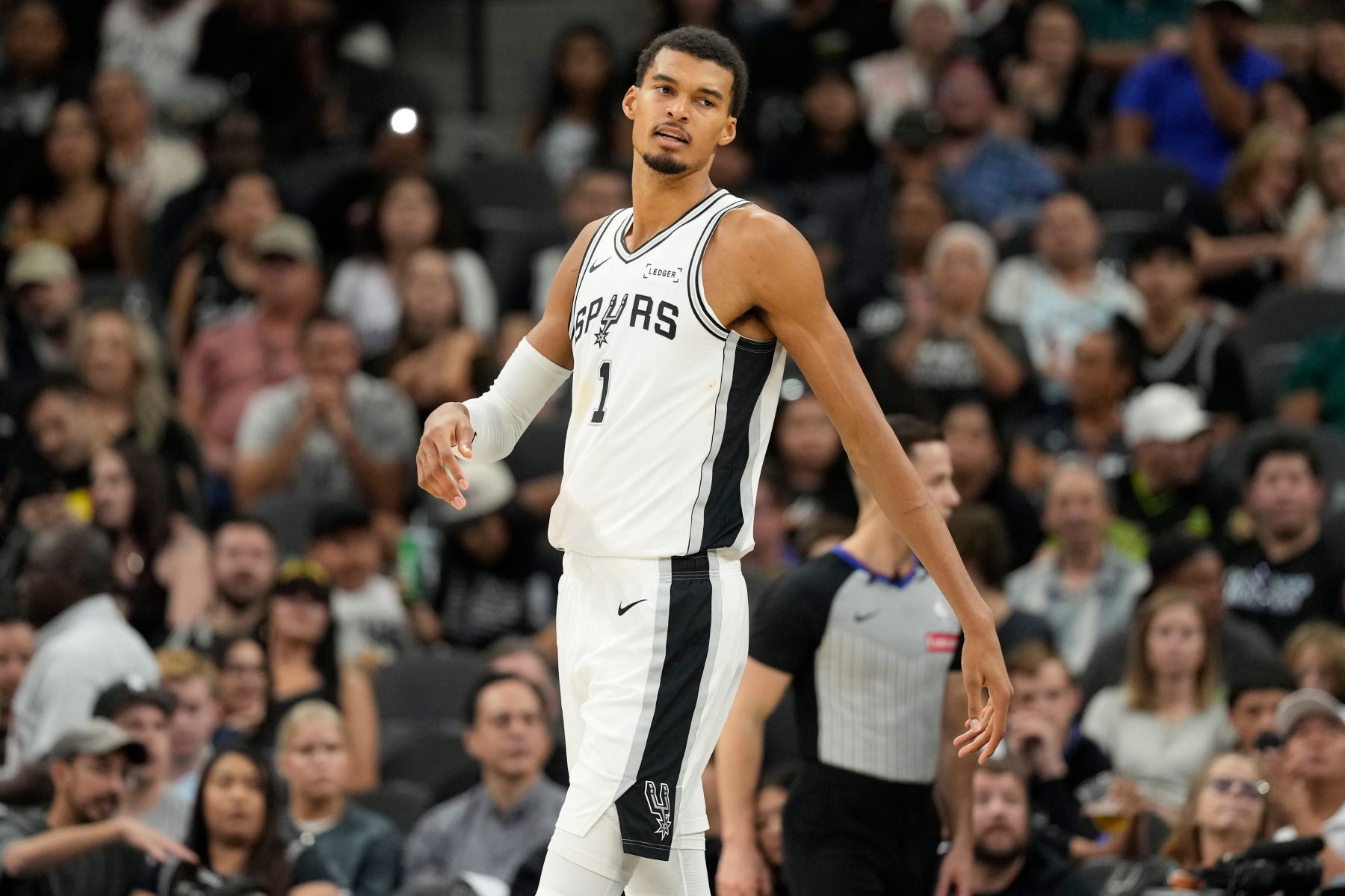 Spurs coach talks about Wenban's 6 fouls: This is a weird game with many violations and fierce confrontation