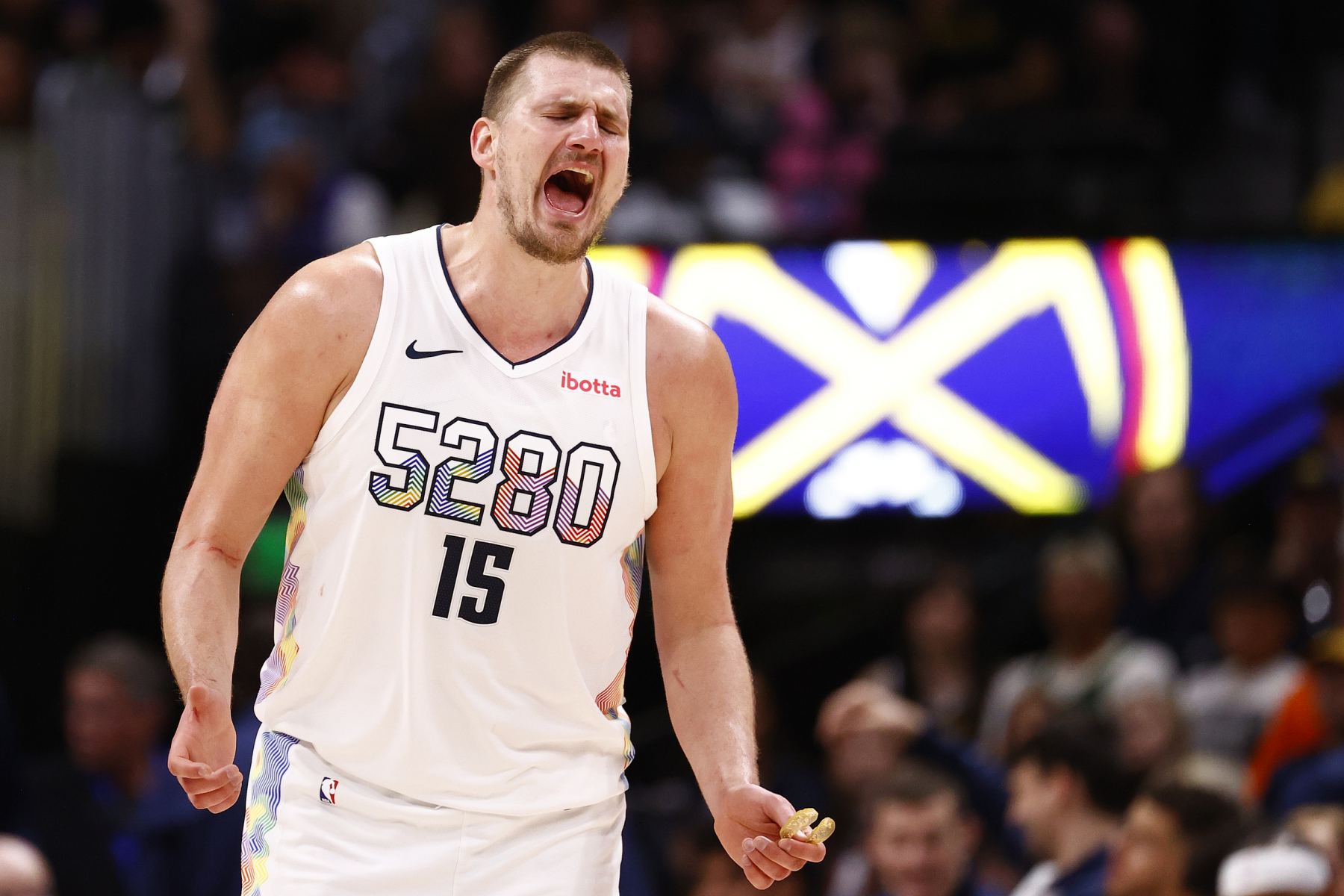 Jokic scored his seventh triple-double this season with 27+12+10, leading the team to seven consecutive victories.