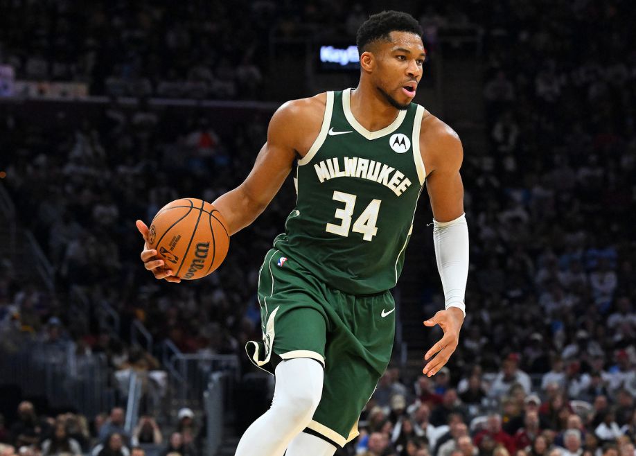 Antetokounmpo scored 32 points and grabbed 10 rebounds, and the Bucks scored a season low and suffered a heavy defeat.