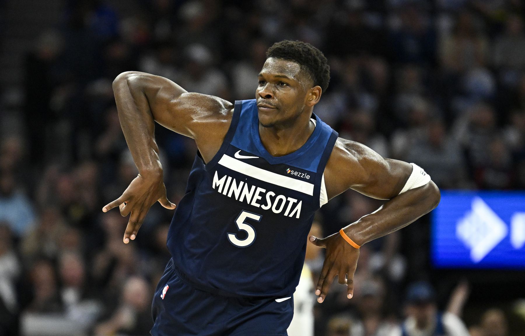 Edwards scored 17 points in the third quarter, leading the Timberwolves to pursue victory.